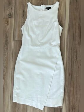 ***Banana Republic  Sleeveless Ivory Seamed Lined Sheath Dress .